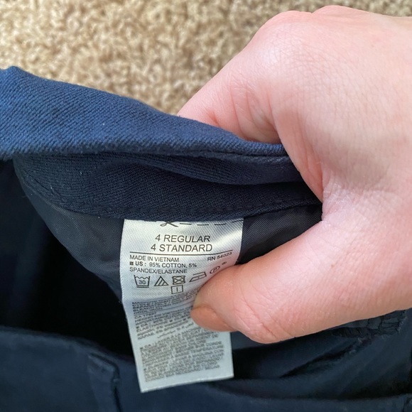 Old navy Pixie and Nacy crop size 4 - Picture 3 of 4